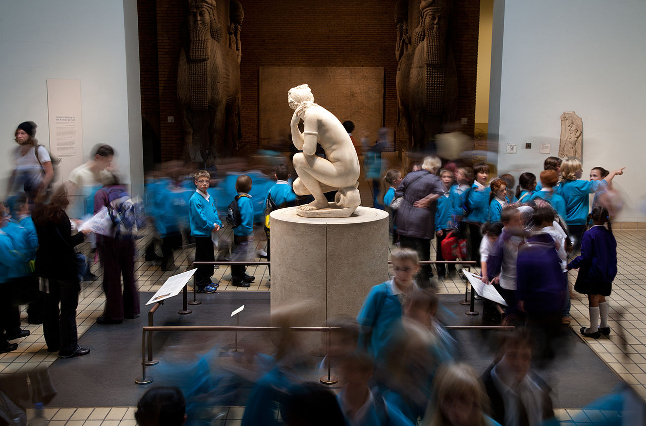 Children in a school visit sorrounding the Lely's Venus. British Museum, London, UK. Photo by Jorge Royan, CC BY-SA 3.0.