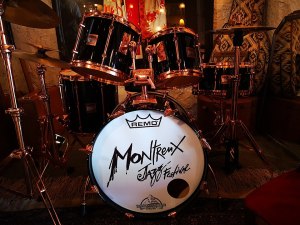 Montreux Jazz Logo mit Instrumenten